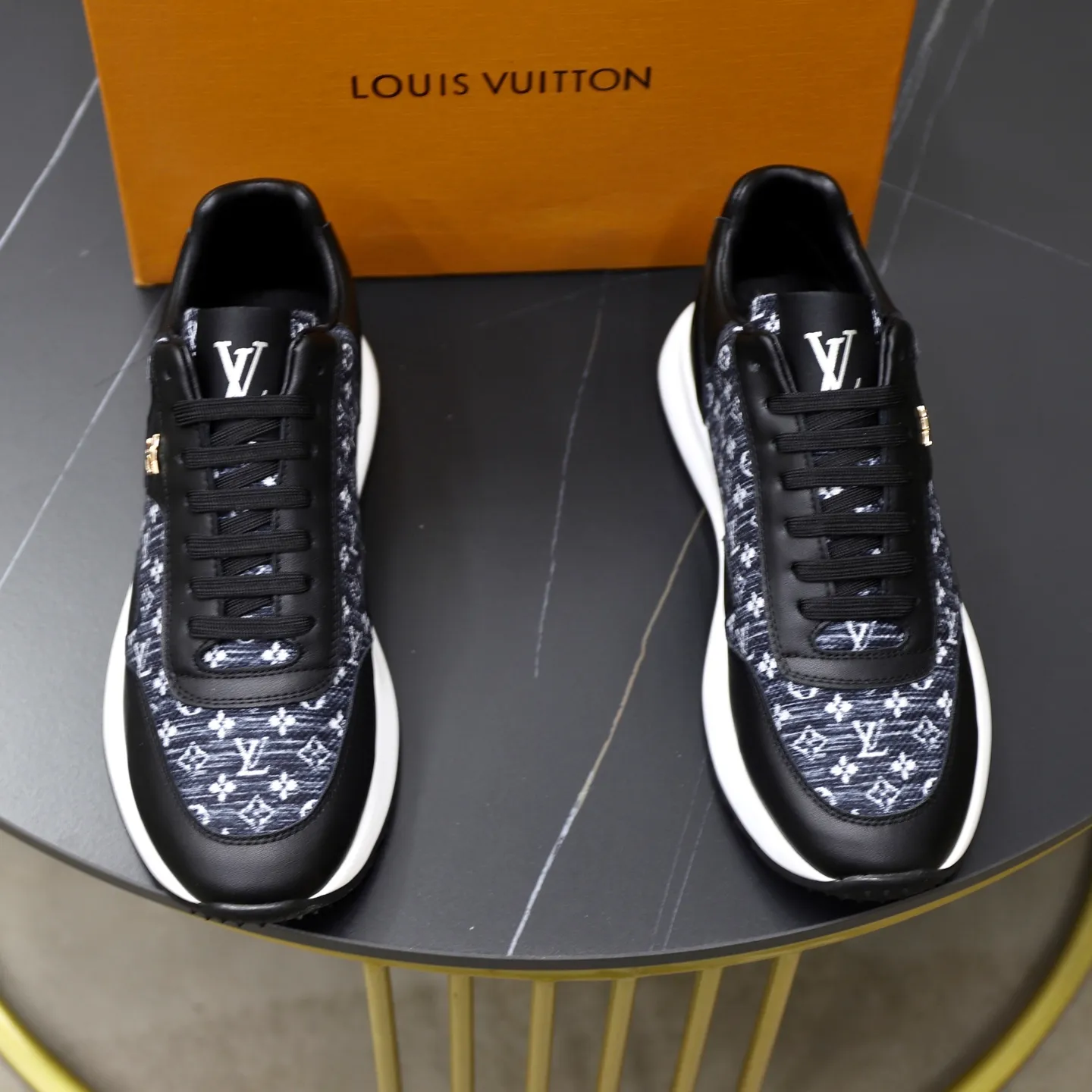 Ex-factory price: 462💰🙅‍♂️🙅‍♂️🙅‍♂️ Brand: LV Louis Vuitton Standard code: 38-44 (45 customized) Grade: Same as the official website Material: Original cowhide stitching brand cloth Comfortable and breathable lining Lightweight and wear-resistant sports outsole Style category: Men's fashion casual shoes Running sneakers Distinguished luxury brand elements Top luxury Color: actual picture color